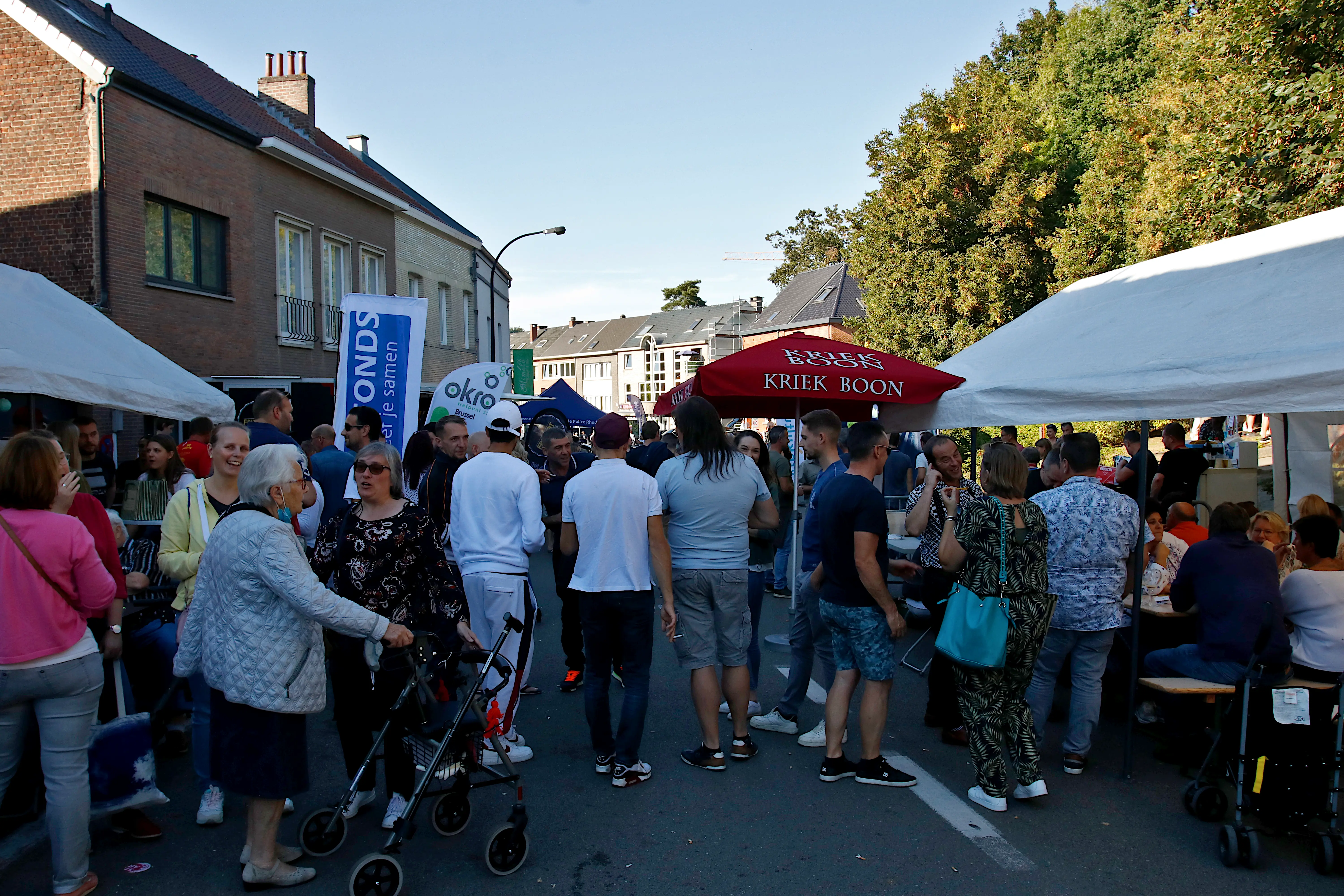 volk op de Jaarmarkt van Rode